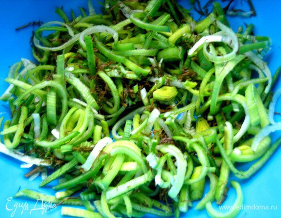 Помнём рукой для образования сочности. Если у Вас укроп свежий,то присолить.