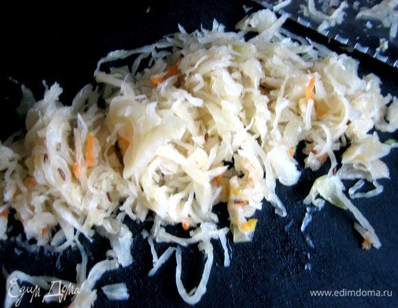 Квашеную капусту я немного нарезала для удобства.