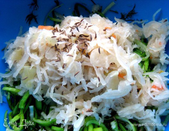 Отправляем капусту к луку, добавим тмин.