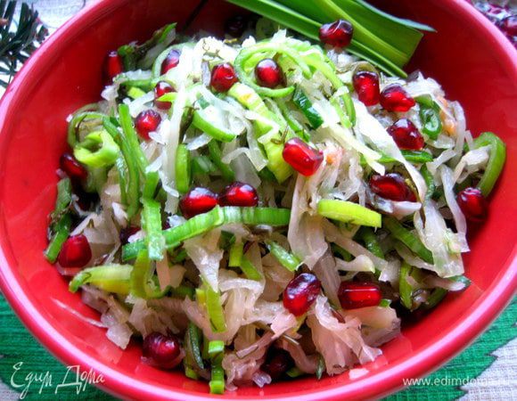 Перемешать,украсить в салатнике сверху зёрнами.