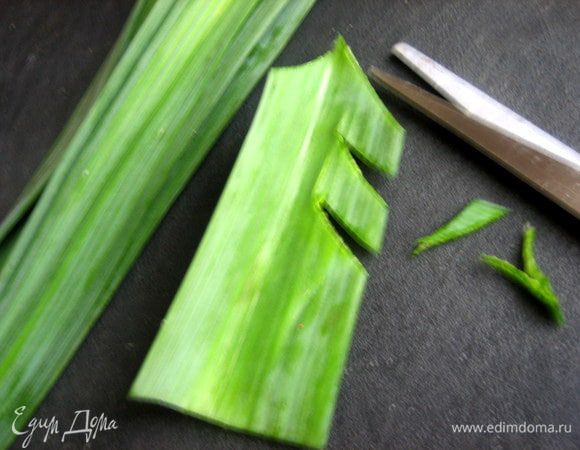 Захотелось украсить салат по-новогоднему))) От порея сделаем ёлочку..., сначала отрезаем верхушку.