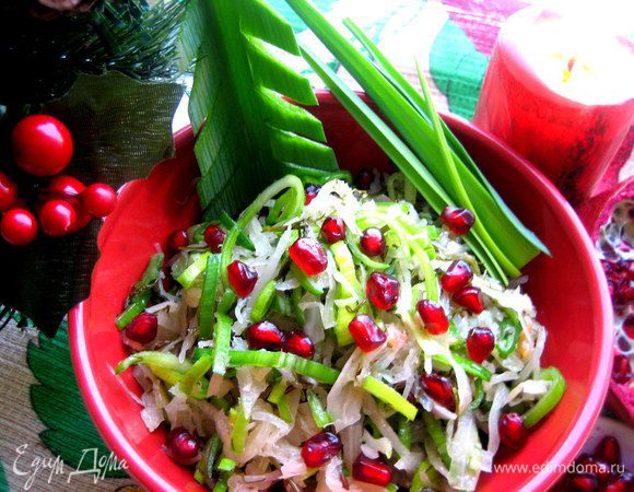 Вставляем ёлочку в салатик и подаём!