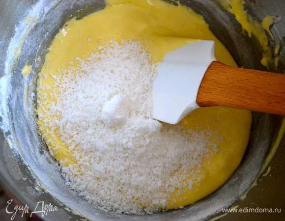 Яйца взбить с сахаром до полного растворения сахара. Сухие ингредиенты (муку, крахмал, разрыхлитель) просеять. Осторожно смешать сухую смесь со взбитыми яйцами. В конце добавить коксовую стружку и все перемешать.  