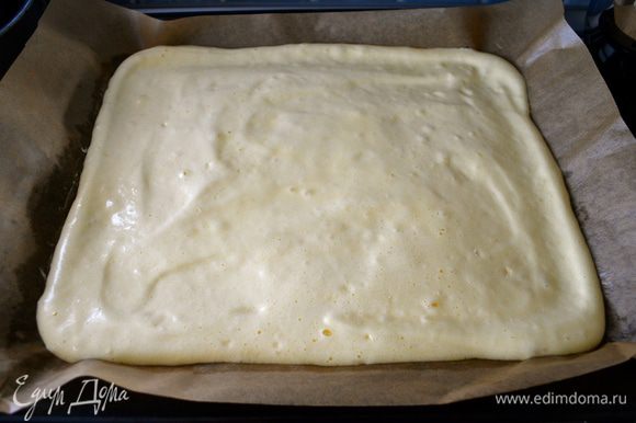 На застеленный пекарской бумагой противень выложить тесто и разровнять. Выпекать в разогретой до 200 С духовке 12-15 минут.