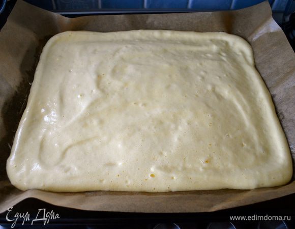 На застеленный пекарской бумагой противень выложить тесто и разровнять. Выпекать в разогретой до 200 С духовке 12-15 минут. 
