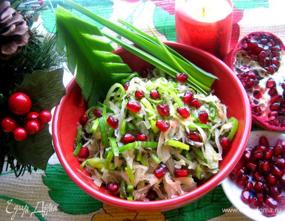 Кстати,постояв немного,салатик станет ещё вкуснее,а зёрна граната напоминают северную клюкву))) Да здравствует север+восток)))