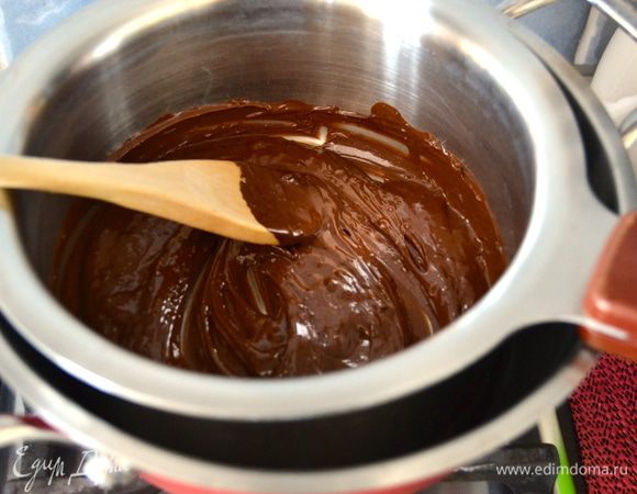 Для крема темный шоколад поломать на кусочки и растопить на водяной бане. Затем переложить в миску и дать остыть.  