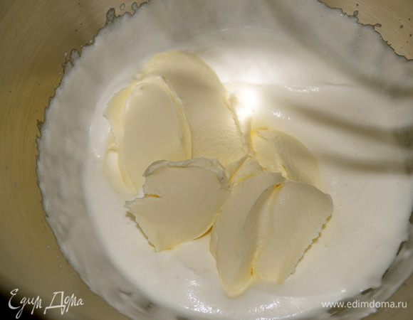 Отдельно взбить сливки, затем добавить маскарпоне комнатной температуры и продолжить взбивать.