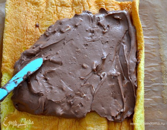 Бисквит осторожно развернуть и смазать кремом.