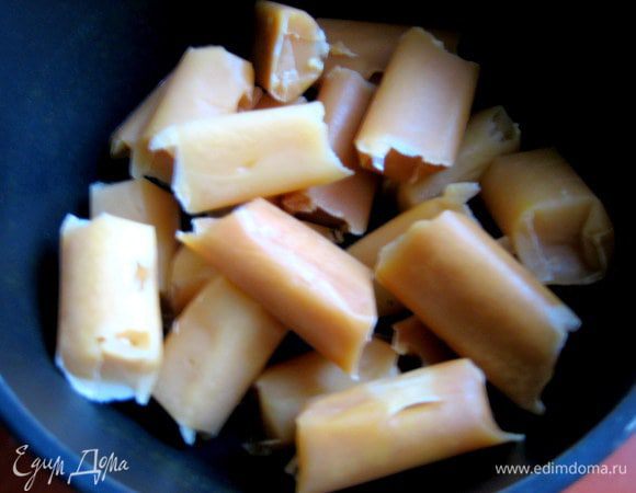 С конфет снимаем  обёртку и ставим на небольшой огонь в кастрюле с толстым дном.