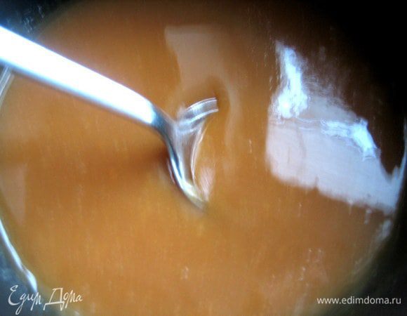 Добавляем масло и растапливаем всю массу, помешивая.