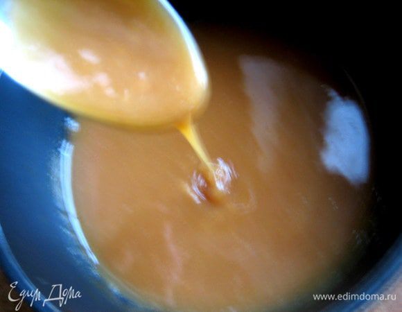 Карамель получается почти жидкая, но потом при остывании густеет.