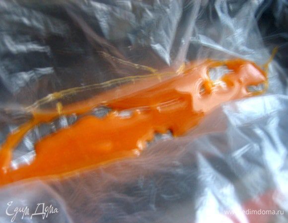 Я взяла форму "кирпичик", застелила пакетом (берите плотный, тонкий прилипнет намертво!) и накапала немного карамели на дно.