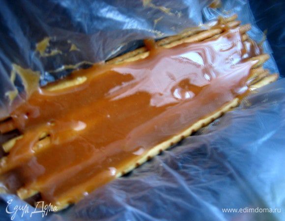 Карамель на глазах густеет, но пока стекает с ложки)))