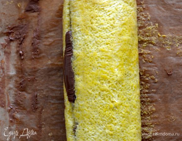 Завернуть рулет. Я обернула пищевой пленкой и убрала на некоторое время в холодильник для пропитки. 