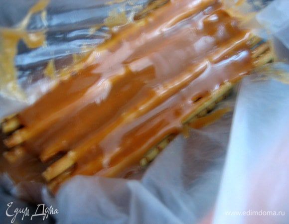Последний слой карамельный... Если сильно стала густеть,можно поставить на огонь.