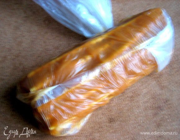 Сворачиваем в полено и плотно перетягиваем пакет.