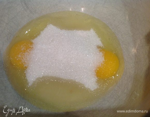 Натереть цедру мандаринов, выжать из них сок.
Яйца растереть с сахаром и солью.