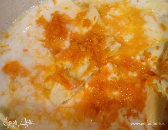 Добавить творог, сливочное масло, цедру и сок мандаринов, хорошо размешать.