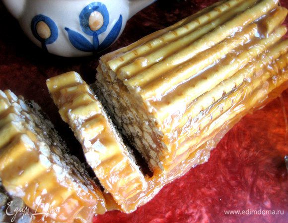 Полено держим в холодильнике, периодически переворачивая на разные стороны, чтобы вся соломка равномерно пропиталась карамелью.