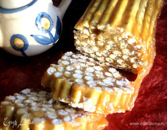 Нарезаем на широкие кусочки острым ножом (довольно трудно получается!).