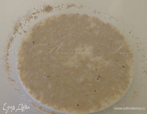 Подогреваю молоко и отправляю к нему масло, пусть топится в молоке.

В отдельную миску насыпаю дрожжи, сахар и выливаю теплое молоко с растопленным маслом. И оставляю в теплом месте подходить минут 15.