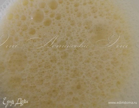 Взбиваю яйца и белок с солью. 