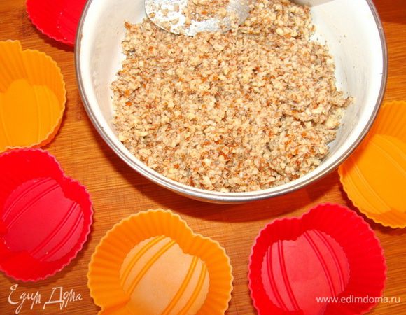 Перемешать. Подготовить силиконовые формочки. (6 штук)