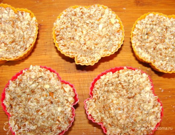 Разложить ореховую массу по формочкам так, чтобы остались углубления для начинки. Масса липкая, руки переодически можно смачивать. Убрать в морозилку не меньше чем на 30 минут.