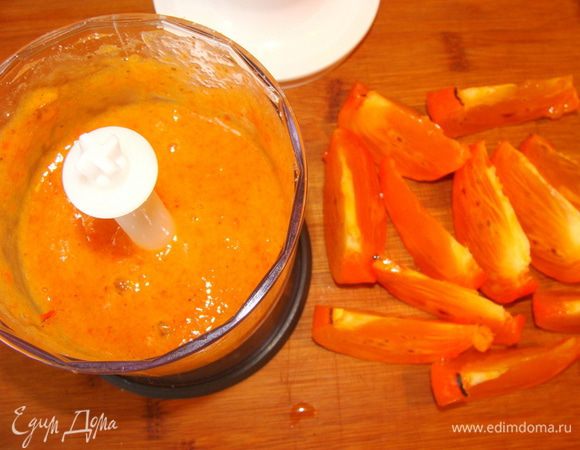 Хурму измельчить в блендере, можно вместе с кожурой.