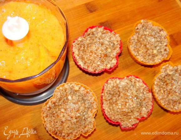 Формы с ореховой массой достать из морозилки и заполнить их получившейся массой из хурмы. Убрать в морозилку еще минут на 15. 