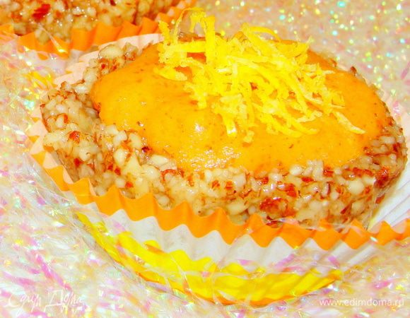 Вынуть пирожные аккуратно из формочек. Посыпать цедрой лимона.