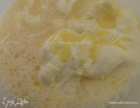 Добавляю сметану.