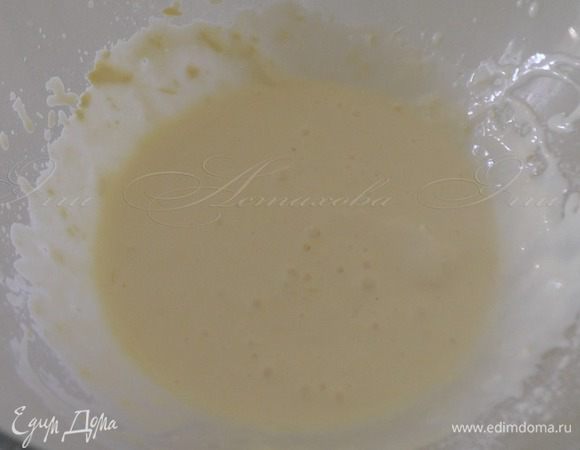 Взбиваю яйца и сметану. 
