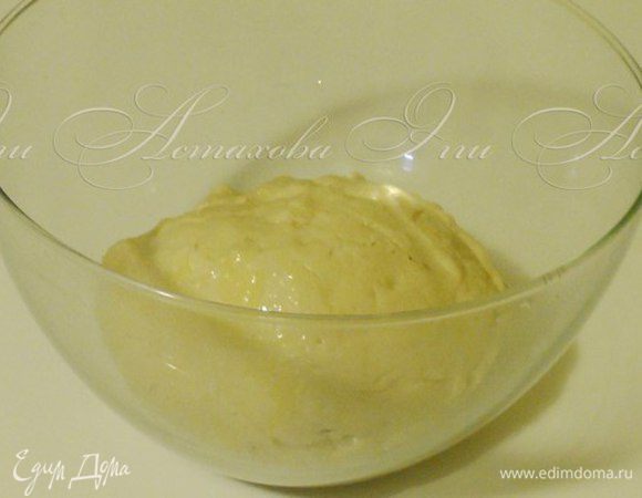 Тесто немного липнет к рукам, вы, конечно можете добавить муки и скатать в шар, я просто смазываю руки маслом и формирую шар (не люблю утяжелять выпечку мукой, поэтому и 470 г, бывает хватает и 450-460 г,когда яйца чуть по- больше или меньше размером)