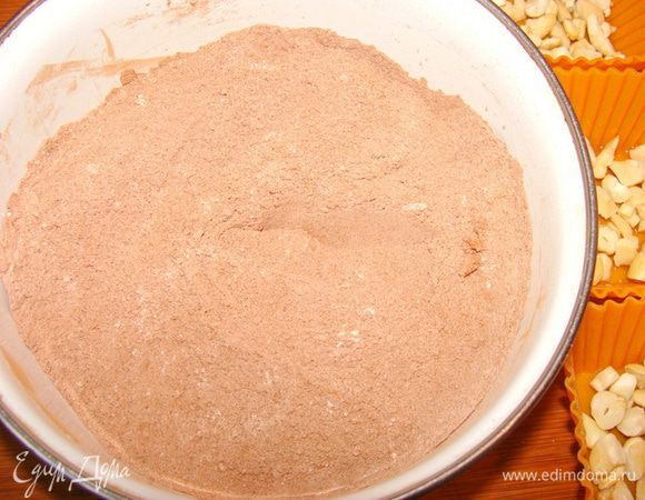 Орехи, можно любые по вашему вкусу, порезать крупно. Силиконовые порционные формочки смазать маслом и разложить в них орехи. Смешать все сухие продукты.