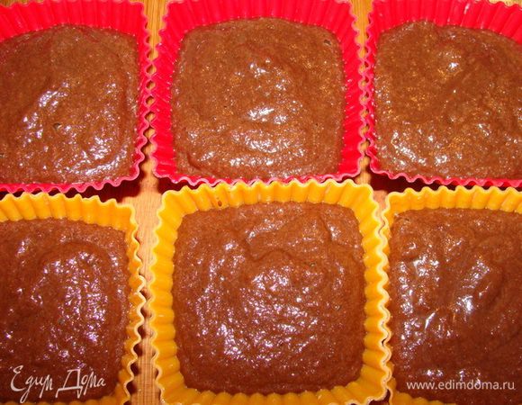 Разложить по формочкам. Заполнить их на 2/3.