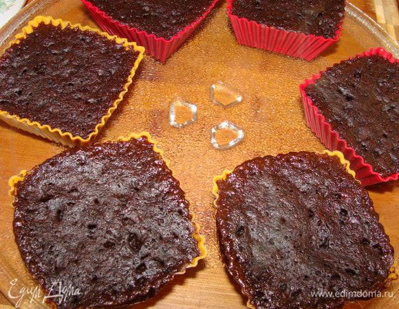 Поставить в микроволновку режим конвекции на 4 минуты. Тут надо быть внимательными, чтобы не перепечь! Брауни должны быть упругие и не прилипать. 