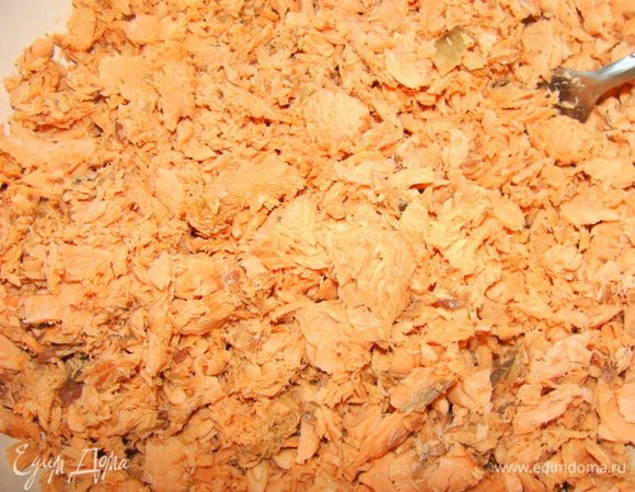 Любую красную рыбу (лосось, кижучь, горбуша) почистить и отварить с солью. Очистить от кожи и освободить от костей. размять вилкой.