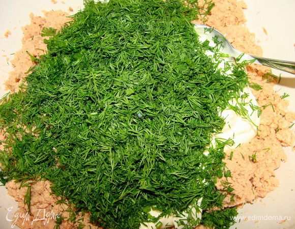 Добавить сливки и рубленый укроп.