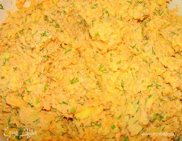 Смешать рыбную массу с горячим рисом.