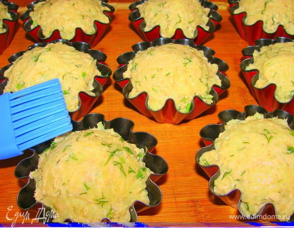 Разложить по формочкам, смазать яйцом или растительным маслом. Поставить в разогретую до 220 градусов духовку на 15-20 минут.