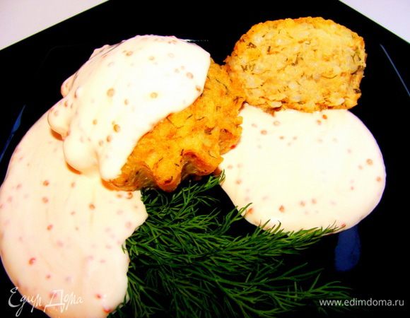 Соус: смешать сметану с майонезом и соком лимона. Добавить икру красную или заменитель. Полить щедро пудинг. У меня получилось 27 штук из этого количества! Можно по 3 или даже по 2 на порцию! А если на праздничном столе присутствуют еще блюда, то ... ну тут сами разбирайтесь)))))