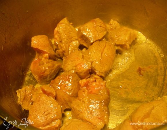 Баранину режем на 6-8 частей. Я делала небольшую порцию и купила мясо барашка (ничего другого, на косточке, не оказалось в магазине), порезанное на кусочки. Натираем его солью и перцем. В тажине или сковороде с толстым дном разогреваем оливковое масло (2-3 ст.л.), выкладываем баранину и обжариваем ее на среднем огне до румяной корочки. 