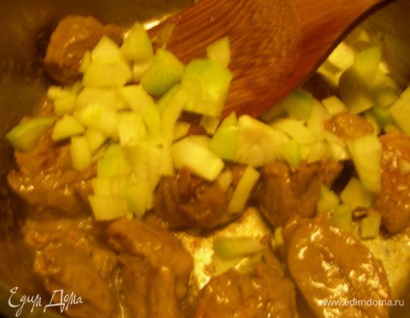 Луковицу мелко режем и добавляем к баранине (при необходимости добавляем немного масла). Обжариваем, помешивая, 2 минуты. 
