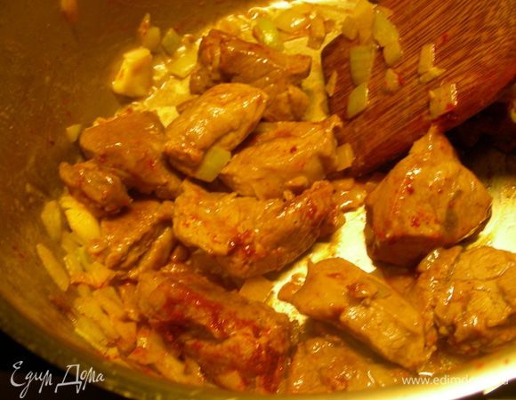 Добавляем все специи, перемешиваем. 
