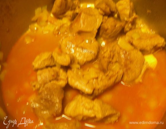 Заливаем мясо горячим бульоном (или водой), доводим до кипения, закрываем как можно плотнее крышкой и томим на минимальном огне 1.5 часа. Это для мяса на кости, в моем случае с филе - 1 час.
