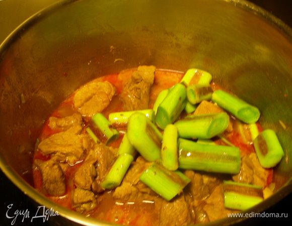 Перекладываем лук-порей к барание, аккуратно перемешиваем, закрываем крышкой и готовим на минимальном огне 30 минут. Мясо должно легко разниматься на куски, а лук стать очень мягким. Если в тажине много жидкости, то следует увеличить огонь, убрать крышку и уварить ее до густоты сиропа (у меня такой ситуации не возникло). 
