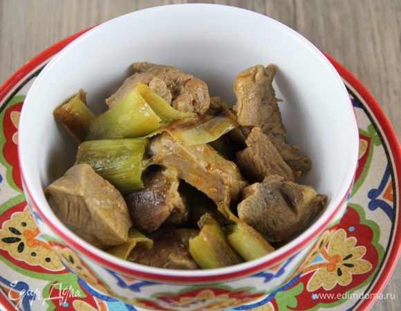 Подаем тажин горячим. У нас на гарнир был кус-кус, чтобы было совсем по-маррокански. Приятного аппетита))