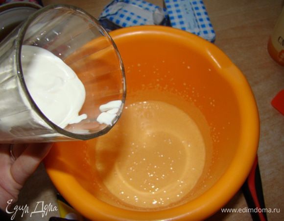 Вливаем кефир и муку - размешиваем.